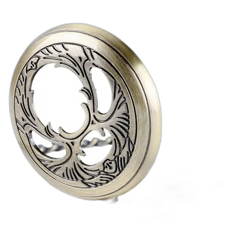Immagine di un anello di metallo decorato per un orologio da tasca meccanico a carica manuale