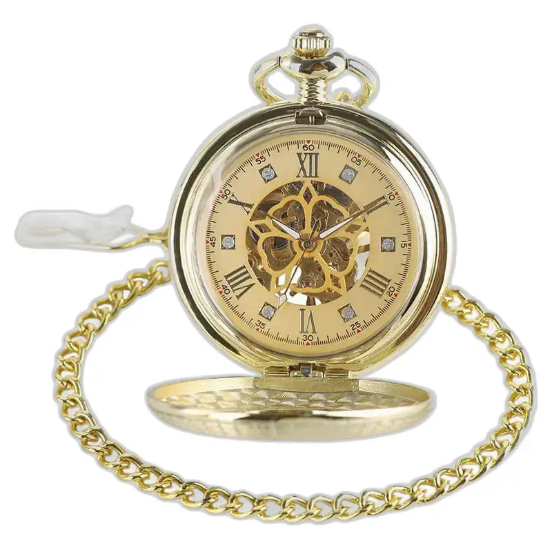 Orologio da tasca meccanico in oro di lusso con catena color oro su uno sfondo elegante