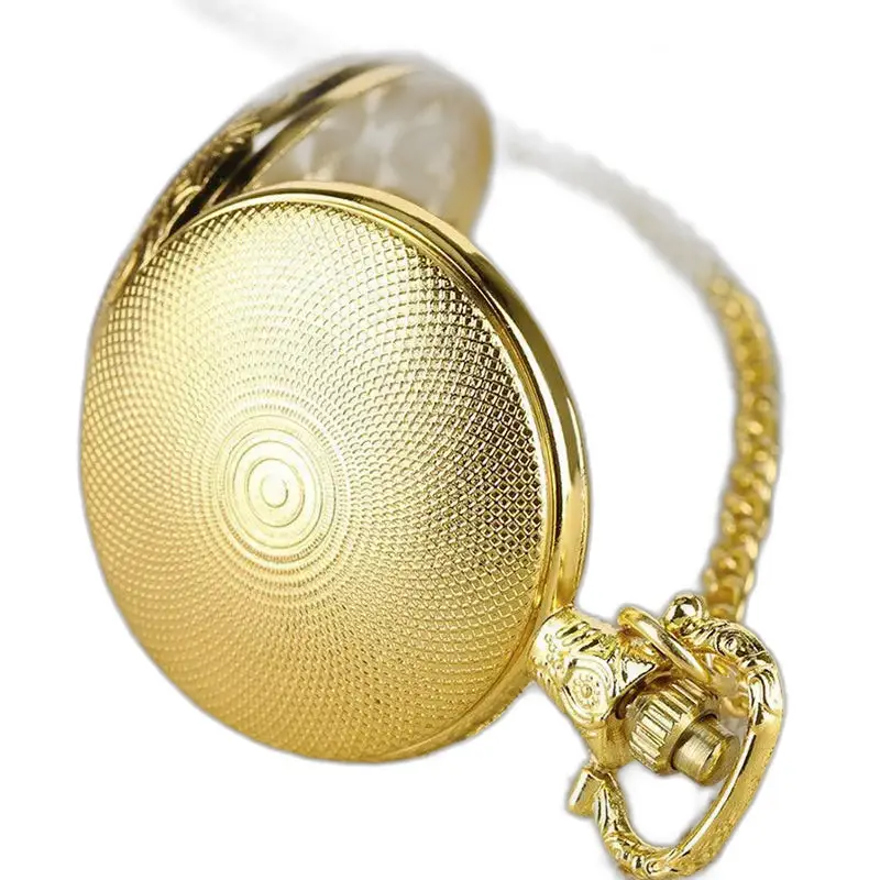 Orologio da tasca in oro con catena lunga per un look elegante e vintage