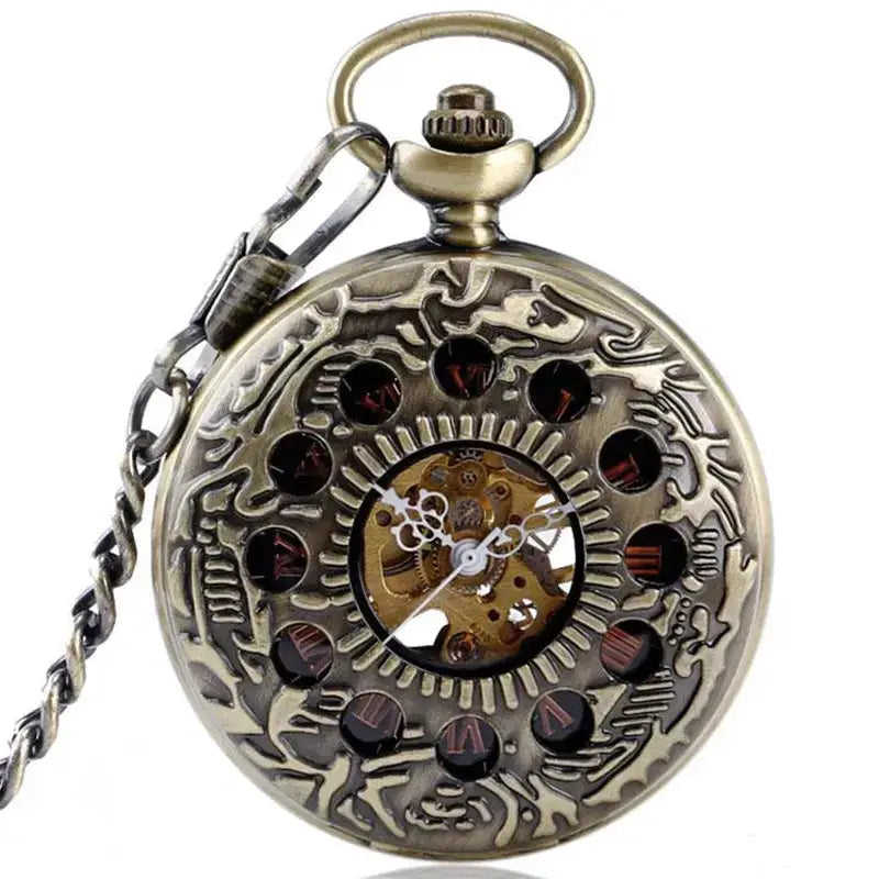 Orologio da tasca in bronzo ornato in stile vintage che mostra i meccanismi interni
