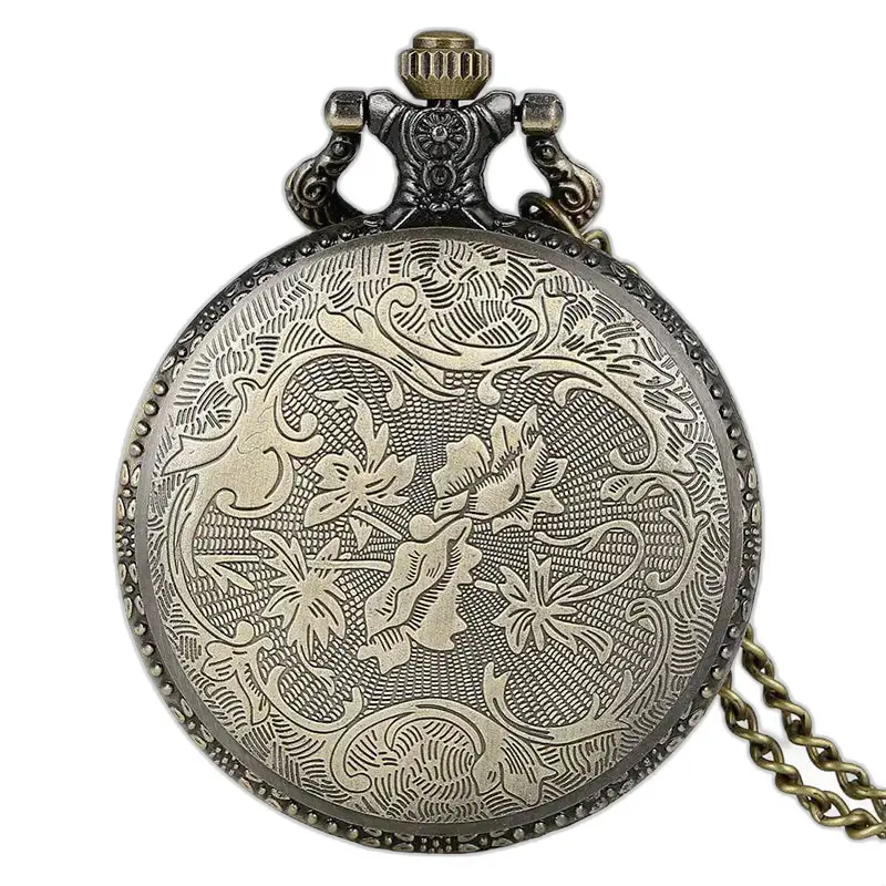 Orologio antico con collana vintage in bronzo ornato da un design elegante e dettagliato