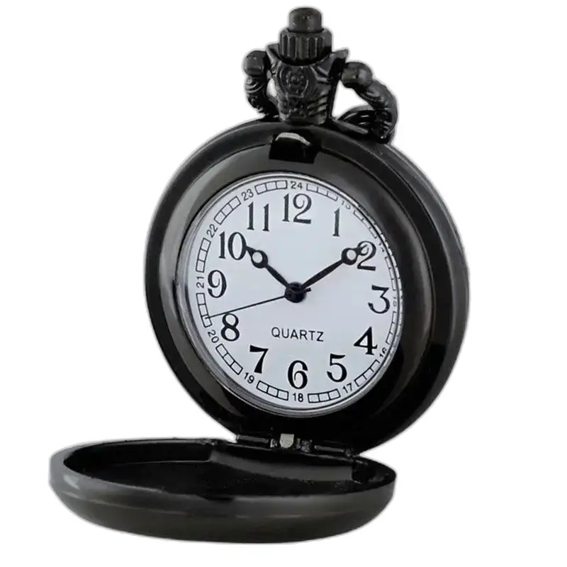 Elegante orologio da collana bohémien con una statuetta di robot su sfondo nero