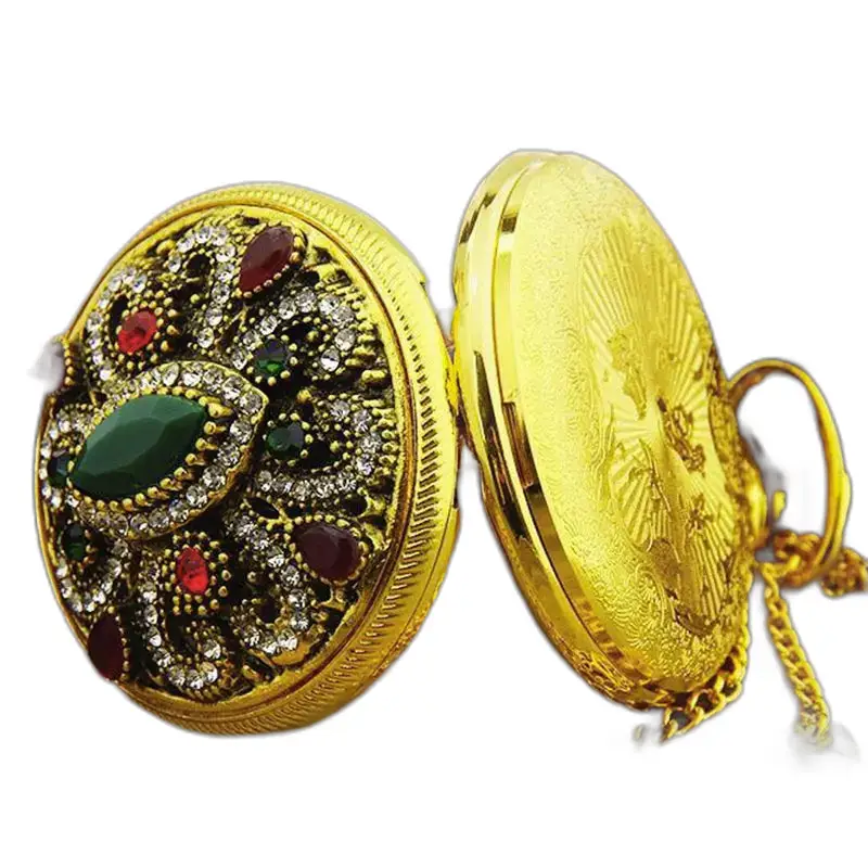 Elegante orologio con collana in oro con orologi e gioielli in pietre preziose