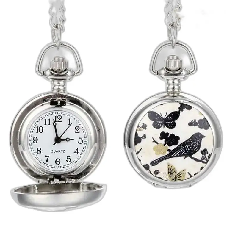 Due orologi da collana color argento con movimenti al quarzo per uno stile elegante