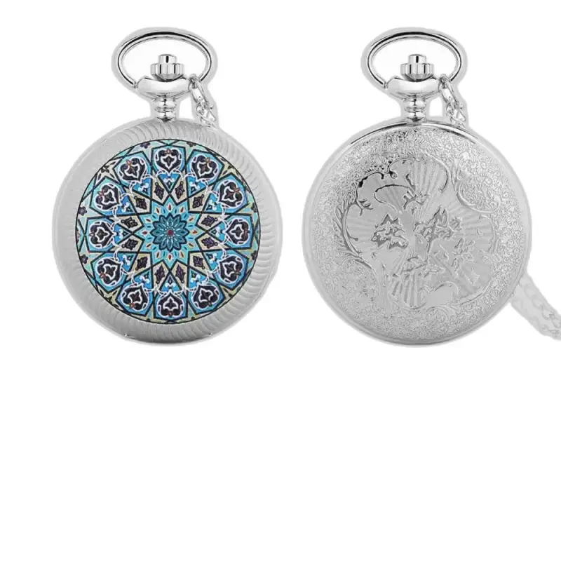 Due orologi da tasca in argento con una collana di fiori di mandala blu chic