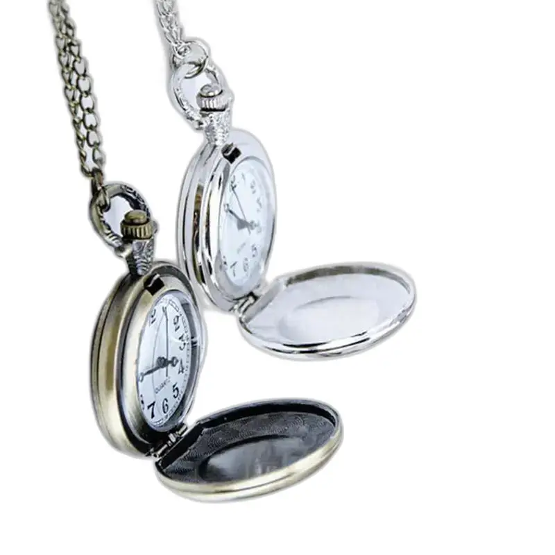 Due orologi con collana aperta con catene, orologio con collana con unicorno in bronzo e oro