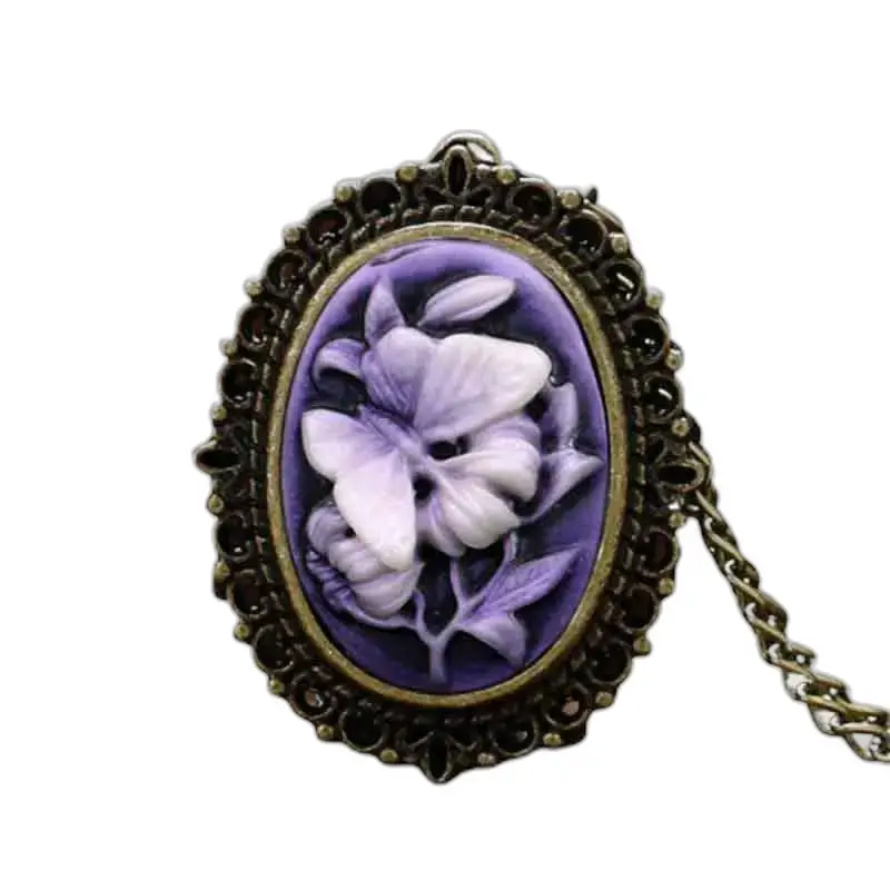 Ciondolo cammeo ovale su elegante orologio da donna con collana a farfalla orchidea
