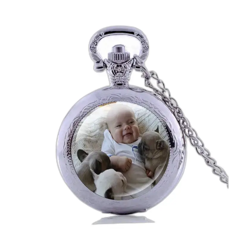 Elegante orologio da collana personalizzato con un bambino e dei cuccioli sullo sfondo