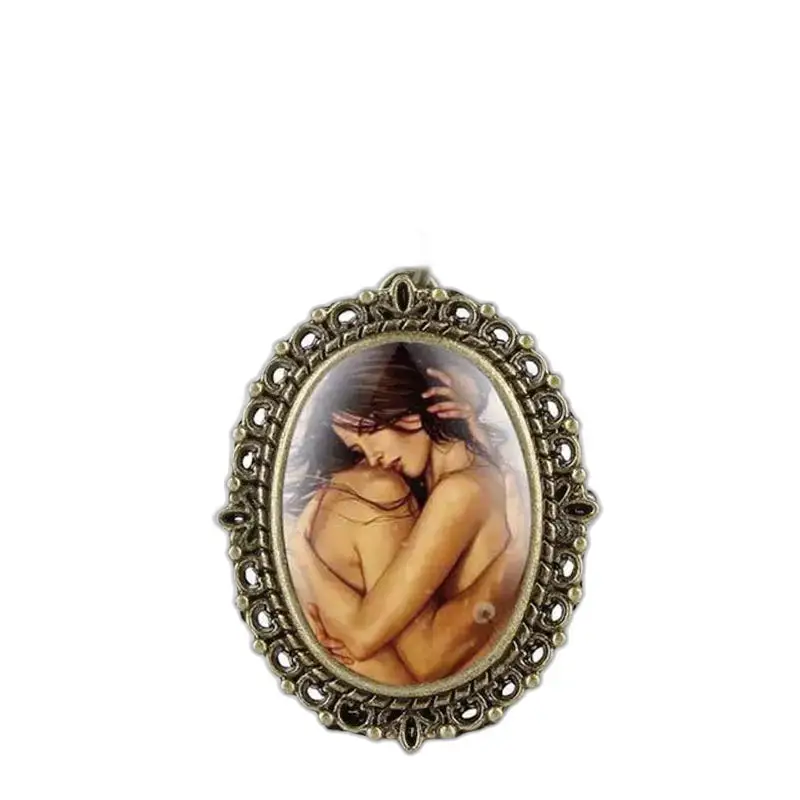 Arte erotica con cornice ovale su un orologio da collana romantico per uomo e donna