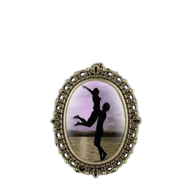 Silhouette di coppia in un pendente ovale per orologio da collana romantico