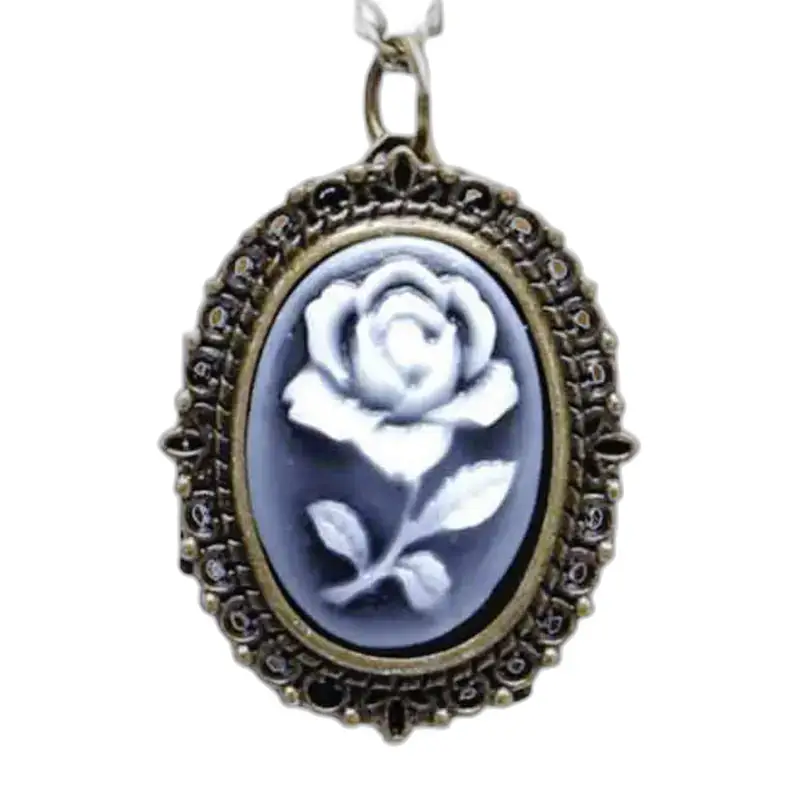 Elegante orologio con collana a forma di rosa bianca con pendente ovale con cammeo rosa
