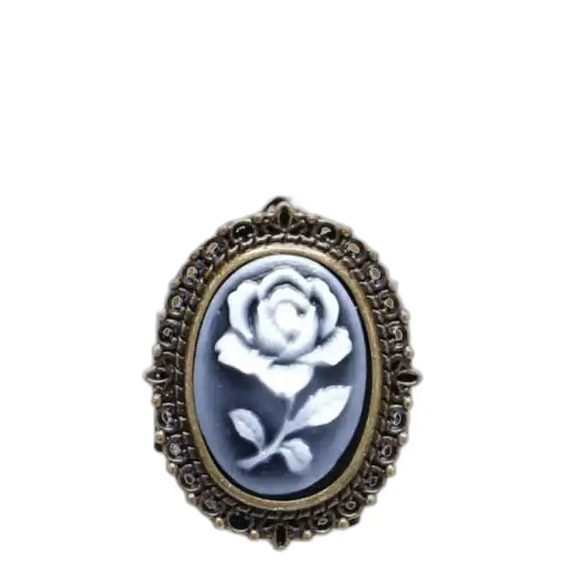 Spilla cammeo ovale con rosa bianca per orologio con collana elegante con rosa