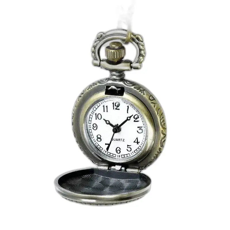 Orologio vintage con collana rosa con quadrante analogico e orologio da tasca antico aperto