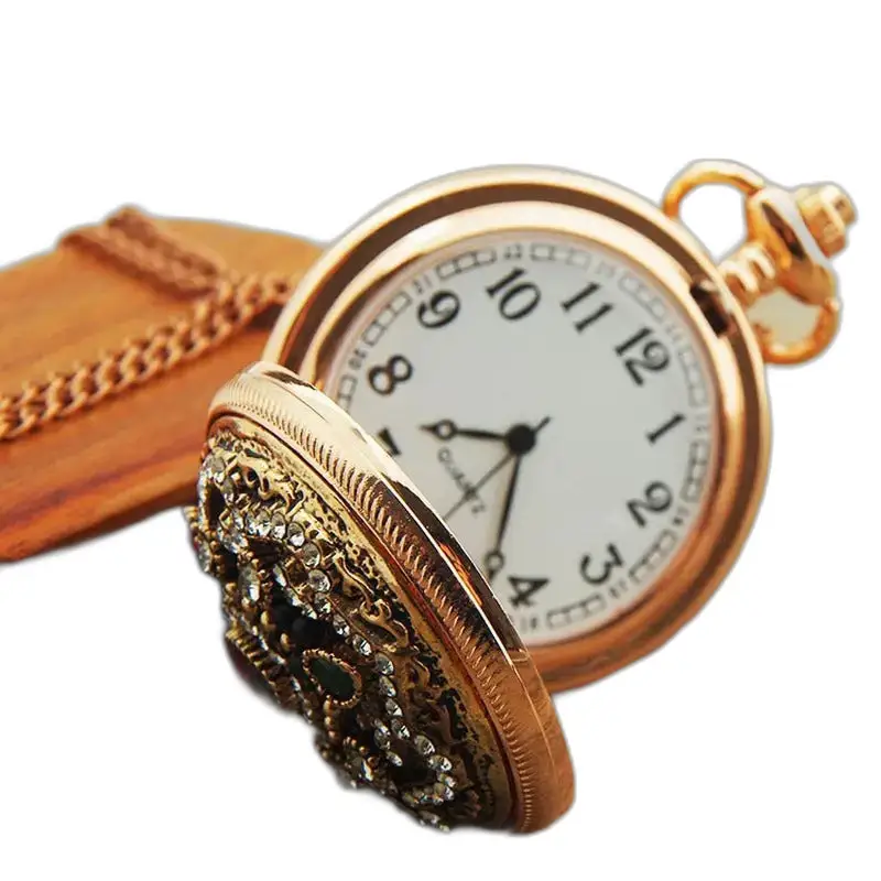 Orologio con collana pendente in oro vintage chic con un elegante quadrante dorato decorato