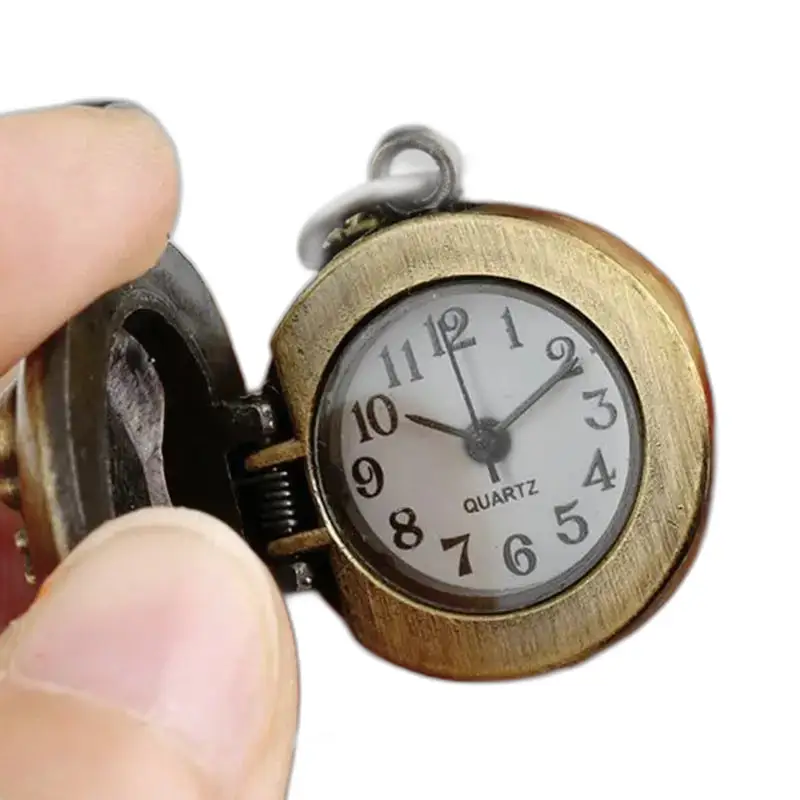 Orologio vintage con collana in bronzo con focolare elettrico dal design elegante e vintage retrò