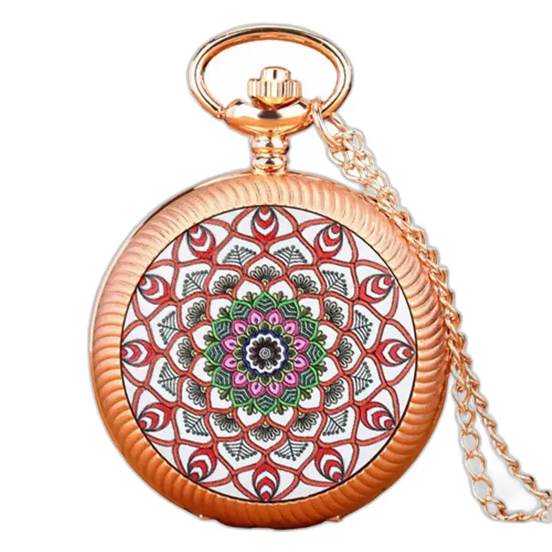 Orologio vintage con collana a fiori bianchi in oro con un elegante meccanismo al quarzo e un design ornato