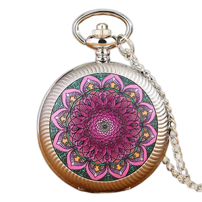 Orologio vintage con collana di fiori bianchi con quadrante argentato e design mandala