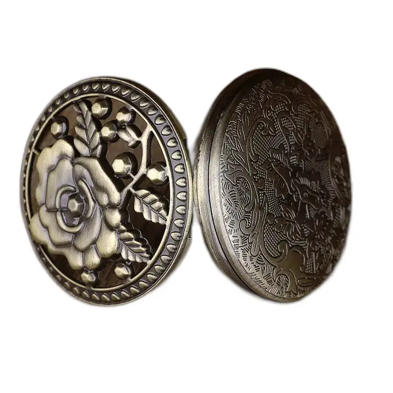 Orologio vintage con collana in bronzo con fiori di rosa e orologio da tasca in bronzo decorato