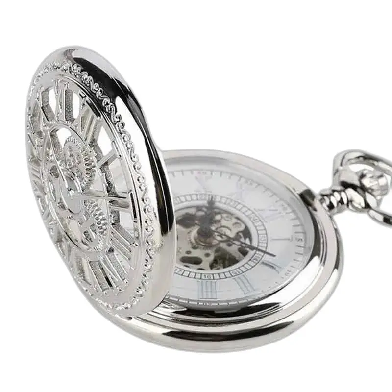 Orologio da tasca di lusso con tassello in argento e diamanti dal design sofisticato ed elegante