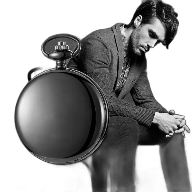 Classico orologio da tasca meccanico nero con un elegante specchio nero