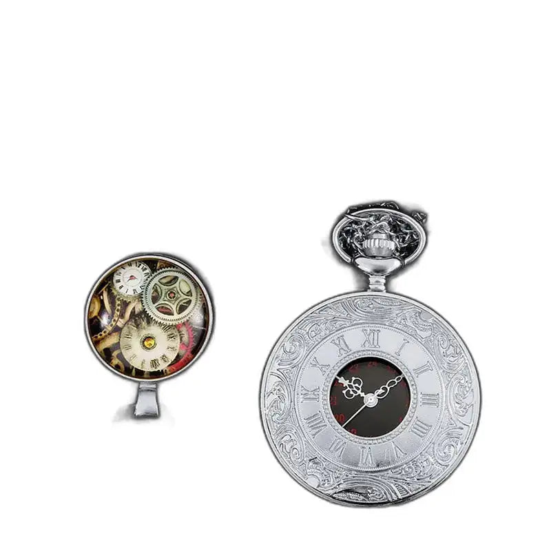 Due classici orologi da tasca retrò in oro e nero, eleganti e dettagliati