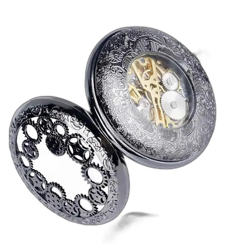 Orologio da tasca Steampunk aperto che mette in risalto il suo meccanismo ad alto meccanismo