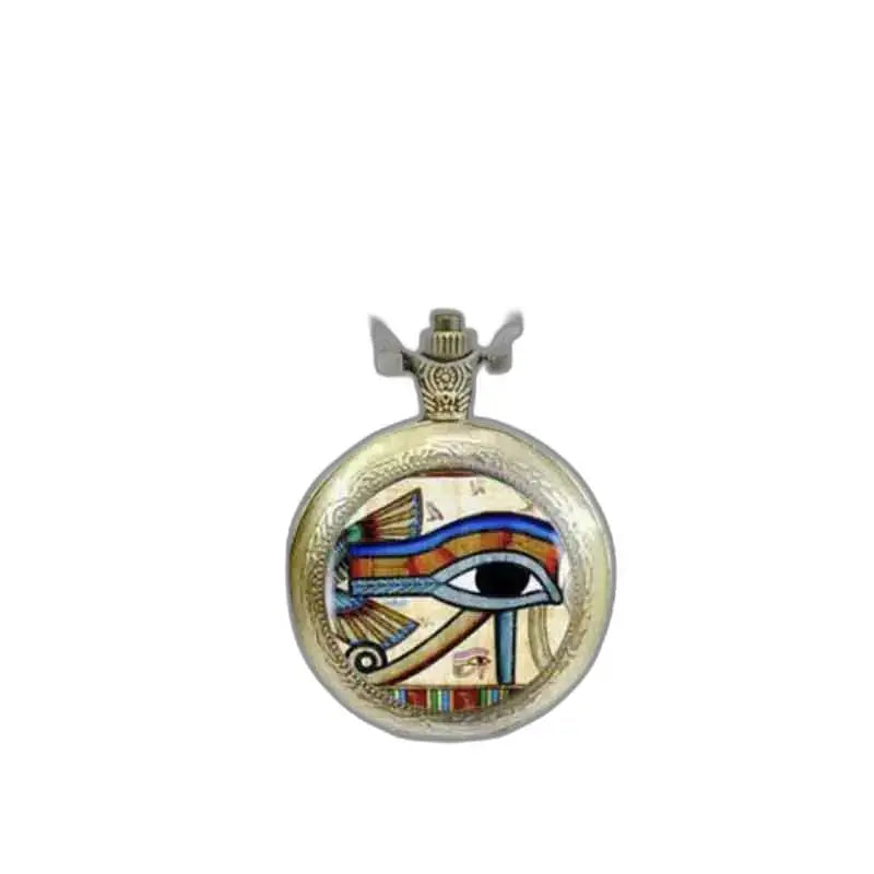Elegante orologio pendente dell'antico Egitto con l'occhio di Horus in dettaglio