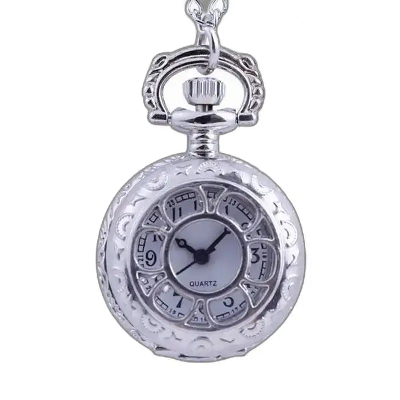 Elegante orologio da donna con pendente in argento con un elegante pendente in argento e uno stile senza tempo
