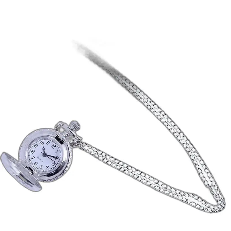 Orologio chic da donna con pendente in argento con catena, eleganza senza tempo e stile raffinato