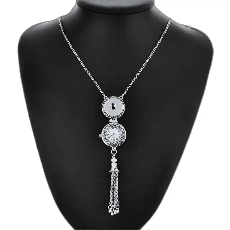 Orologio con pendente in argento dallo stile unico