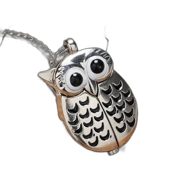 Ciondolo gufo in argento montato su un elegante orologio pendente vintage