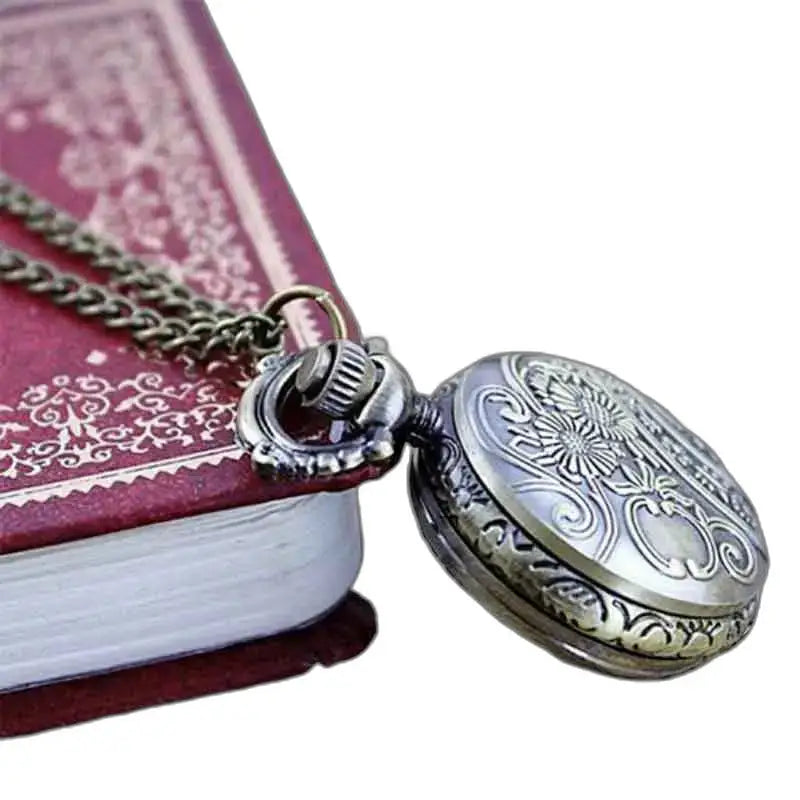 Elegante orologio con pendente a forma di libellula per collana con un antico capolavoro di orologeria