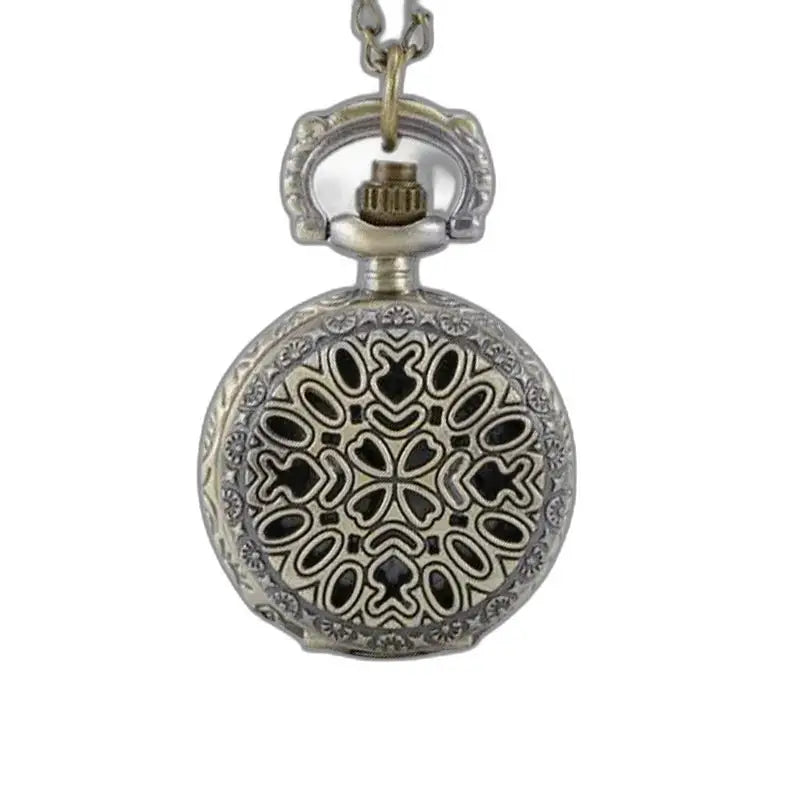 Ciondolo vintage in argento con orologio, ornato da dettagli raffinati ed eleganti