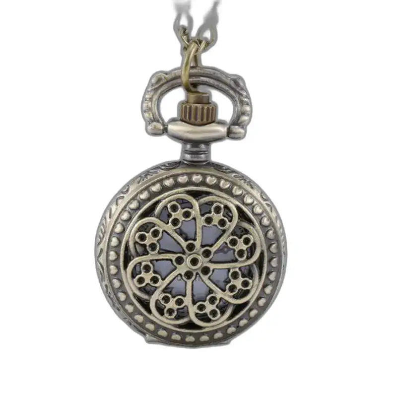Ciondolo vintage in argento a forma di cuore con elegante orologio pendente