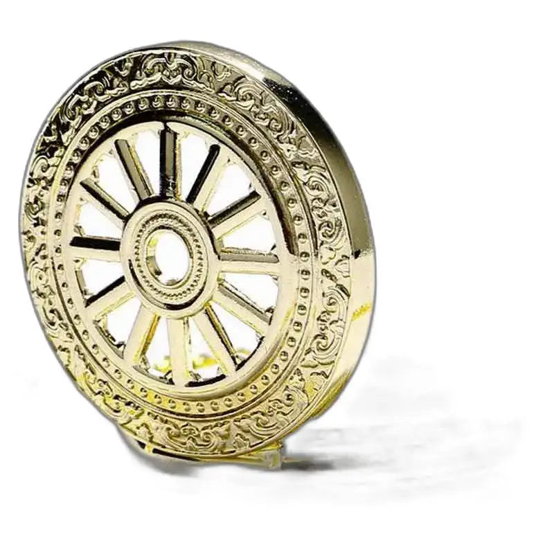 Ruote del Dharma dorate decorate su un lussuoso orologio da tasca in granato dorato