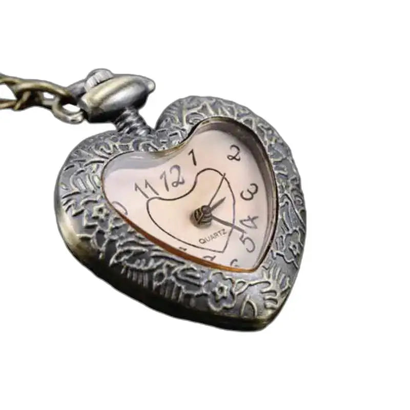 Orologio elegante con collana lunga a cuore. Donna con un elegante orologio con collana lunga a forma di cuore