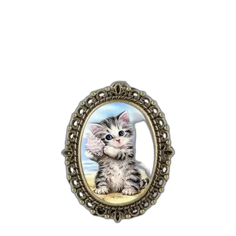 Ritratto di un gattino in un ciondolo a forma di gattino con orologio da collana in bronzo